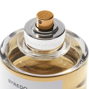 Byredo - Gypsy Water - Absolu de Parfum, Nahaufnahme des Sprühkopfs mit goldfarbenem Akzent auf klarem Glasflakon