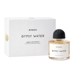 Byredo - Gypsy Water - Absolu de Parfum Flakon und weiße Verpackung vor hellem Hintergrund angezeigt