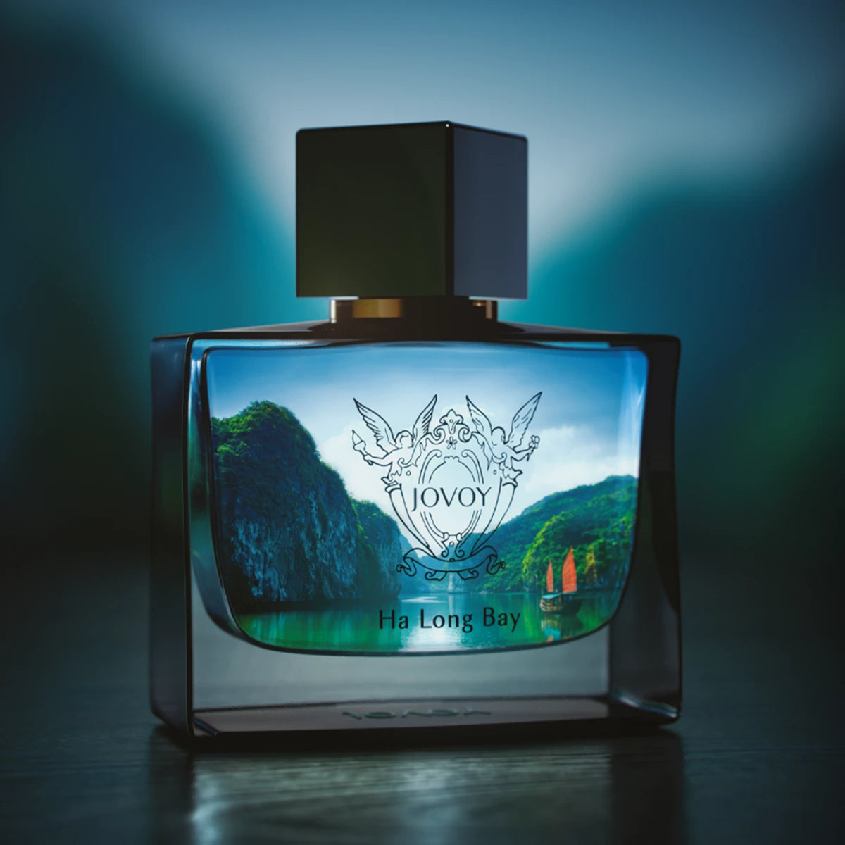 Jovoy - Ha Long Bay zeigt Flakon mit blauem Motiv von Landschaft und schwarzem quadratischem Verschluss