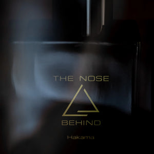 The Nose Behind - Hakama zeigt dunklen, eleganten Flakon mit minimalistischem goldfarbenem Schriftzug auf matter Oberfläche