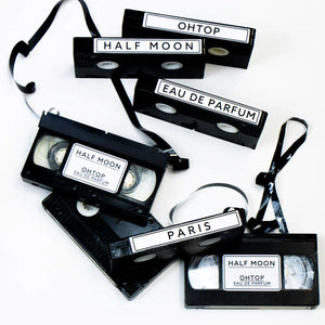 OHTOP - Half Moon Parfum in kreativem Design mit nostalgischen VHS-Kassetten für einzigartige Duftpräsentation