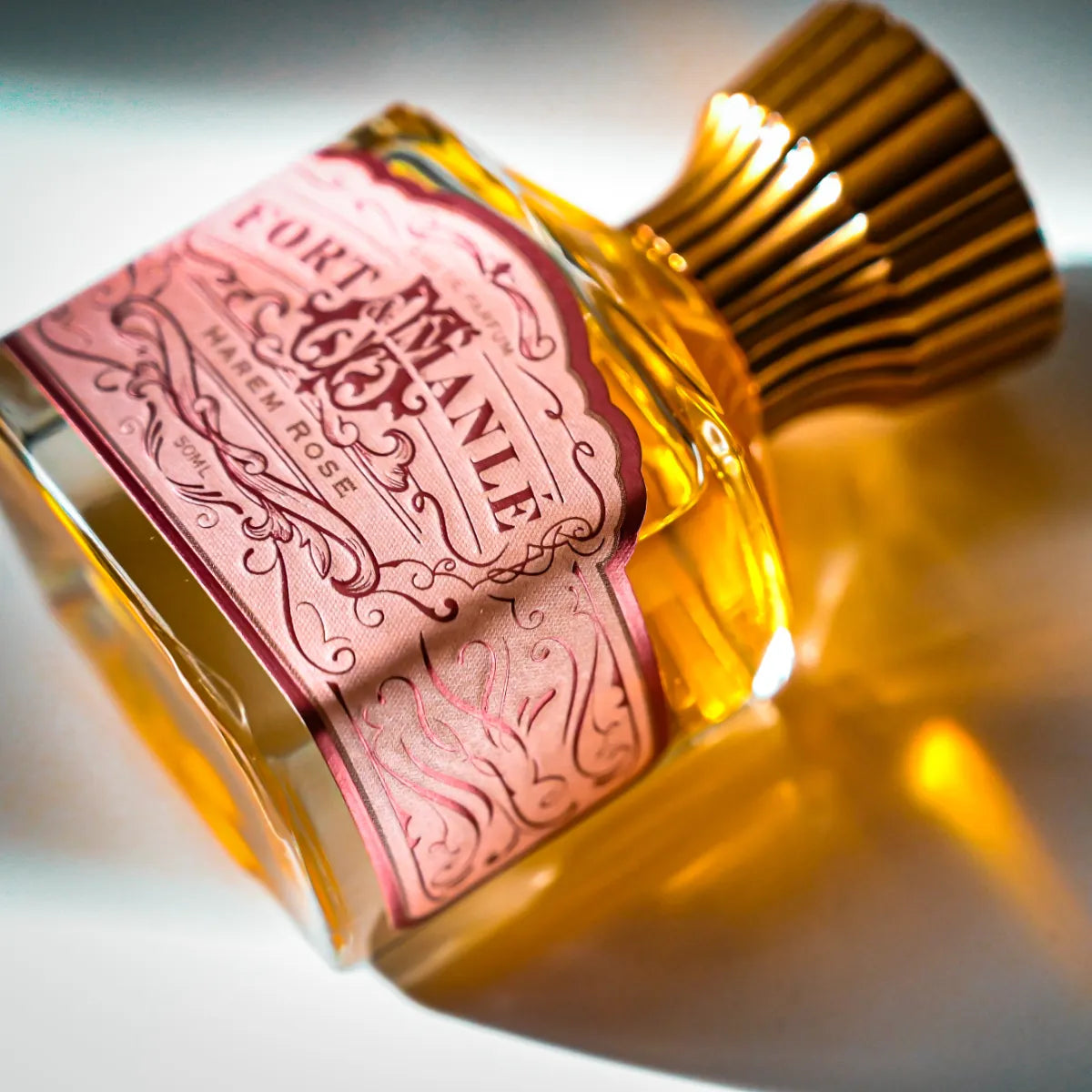 Fort & Manlé - Harem Rose Parfüm mit kunstvollem, zart rosa Etikett und luxuriösem goldfarbenem, gerilltem Flakonverschluss