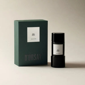 D'Orsay - Holy Berry Extrait de Parfum in schwarzem Flakon mit schlichtem Etikett neben grünem Verpackungskarton vor beigem Hintergrund