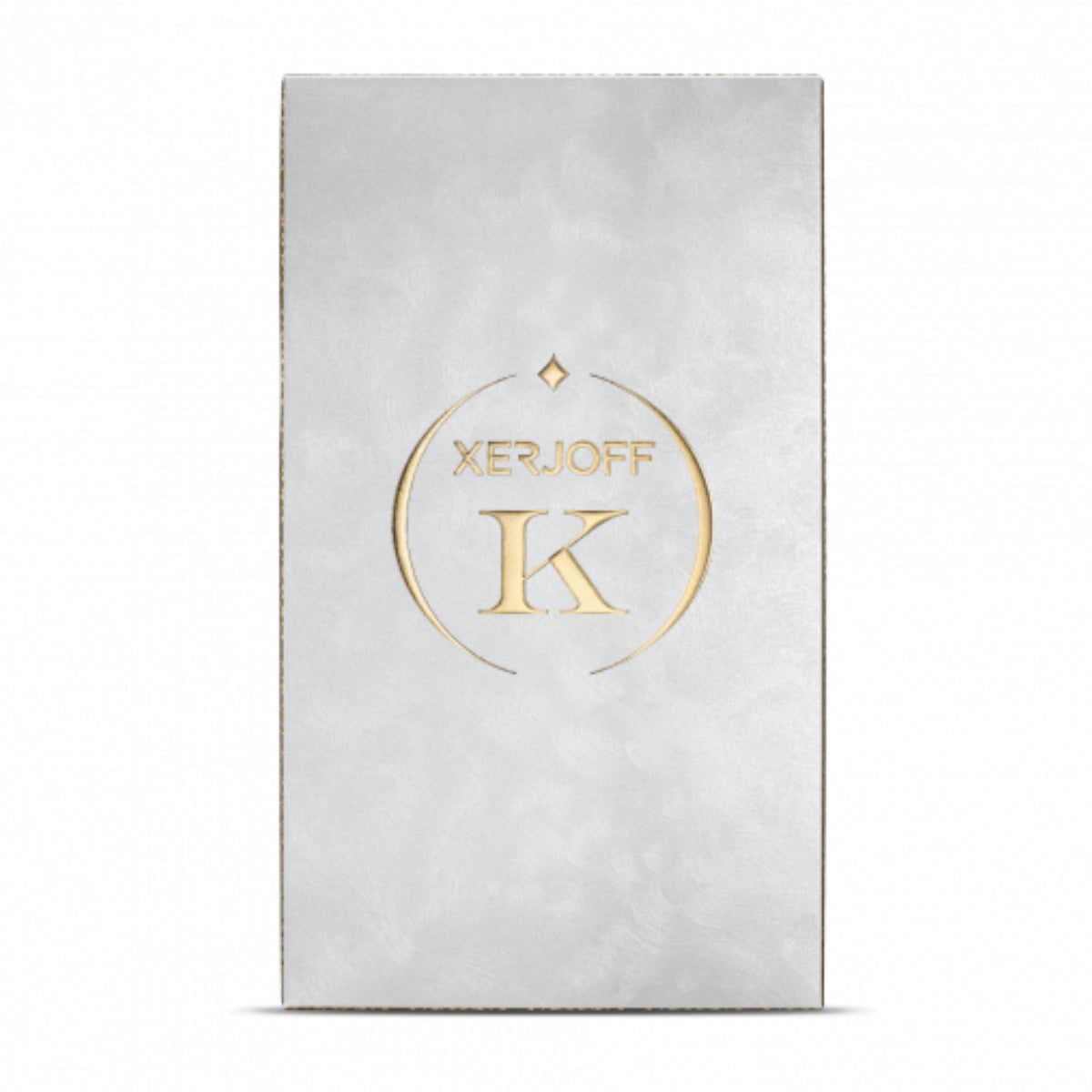 Xerjoff - K Blue Collection - Holysm zeigt edle Verpackung in samtigem Hellgrau mit goldenem Logo und feiner Struktur
