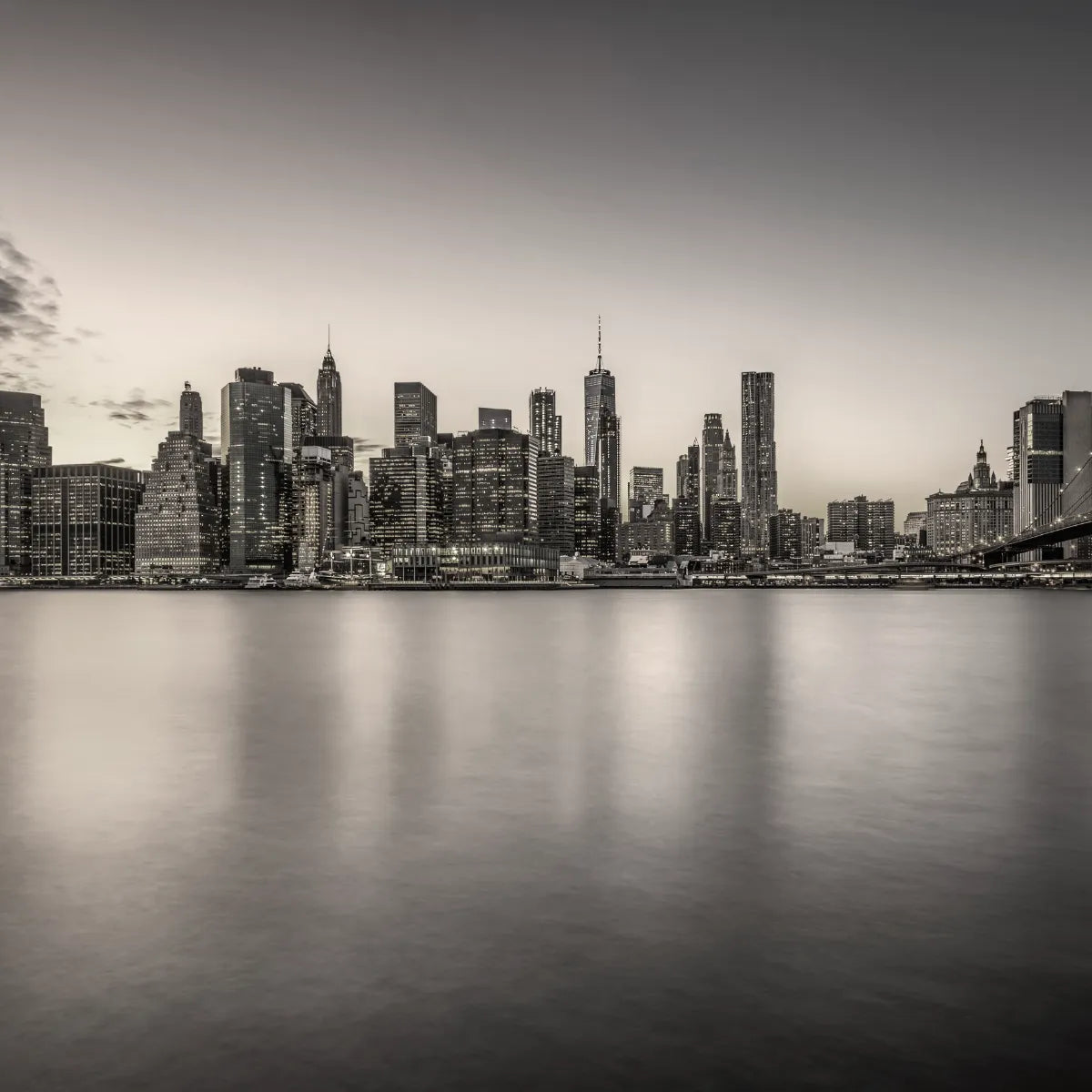 Grayscale Panorama der New Yorker Skyline über dem Wasser als stimmungsvolle Inspiration für Gravel - Hudson River NY
