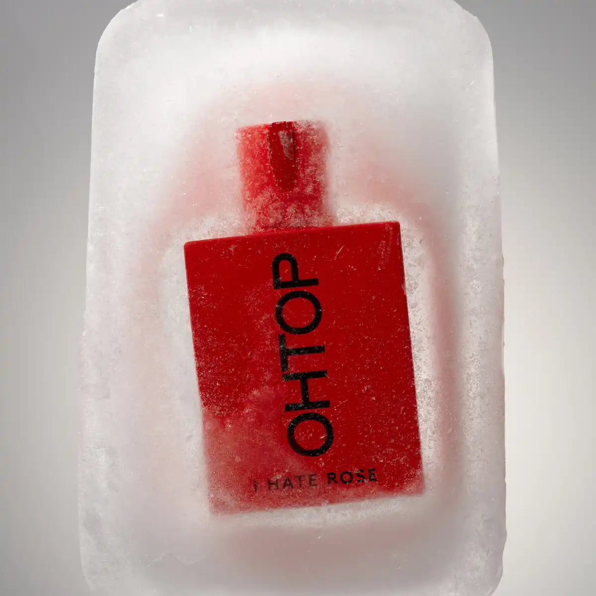 OHTOP - I Hate Rose Flakon in kräftigem Rot stehend eingefroren in klarem Eisblock mit schwarzer Schrift