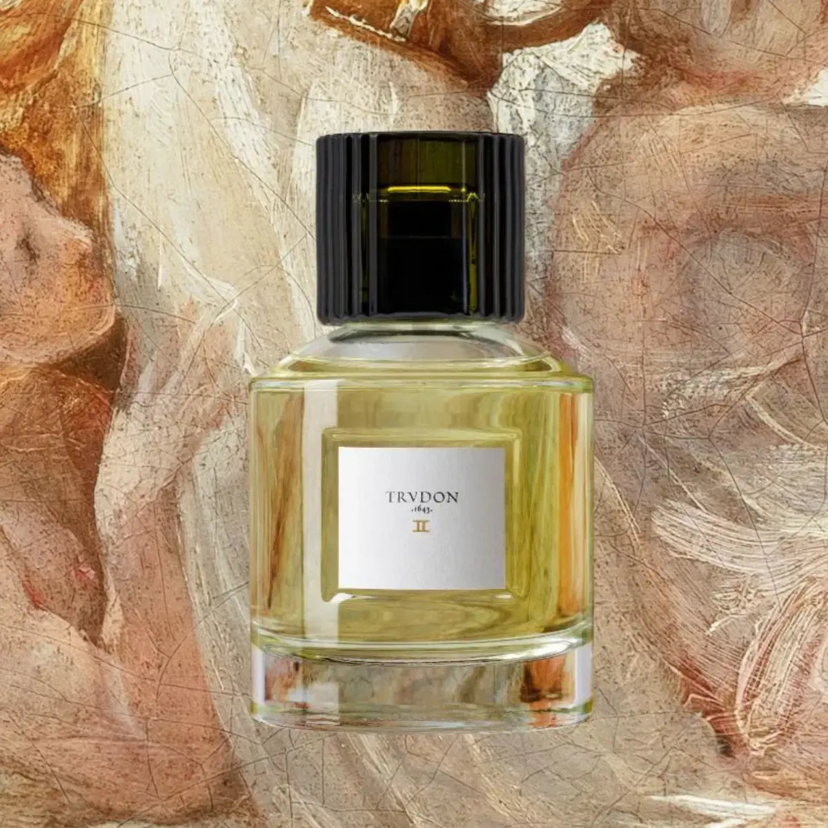 Trudon - II Parfumflakon mit grünem Verschluss und schlichtem weißen Etikett vor künstlerischem, warmem Hintergrund