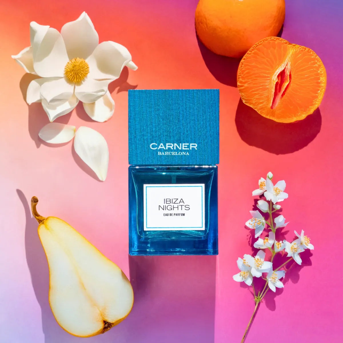 Carner Barcelona - Dream Collection - Ibiza Nights Parfumflakon mit blauer Holzkappe und fruchtiger Dekoration auf buntem Hintergrund
