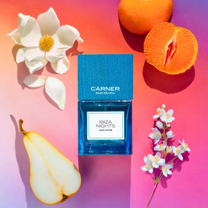 Carner Barcelona - Dream Collection - Ibiza Nights Parfumflakon mit blauer Holzkappe und fruchtiger Dekoration auf buntem Hintergrund