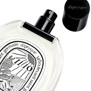 Diptyque - Ilio Eau de Toilette mit schwarzem Sprühkopf und geöffnetem Verschluss auf weißem Hintergrund