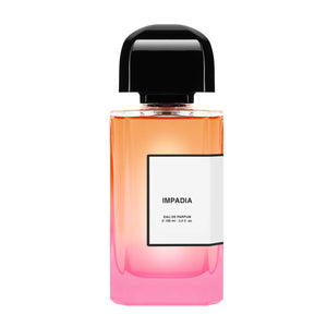bdk Parfums- Impadia Parfumflakon mit Farbverlauf von Rosa zu Orange und schwarzer Kappe vor weißem Hintergrund