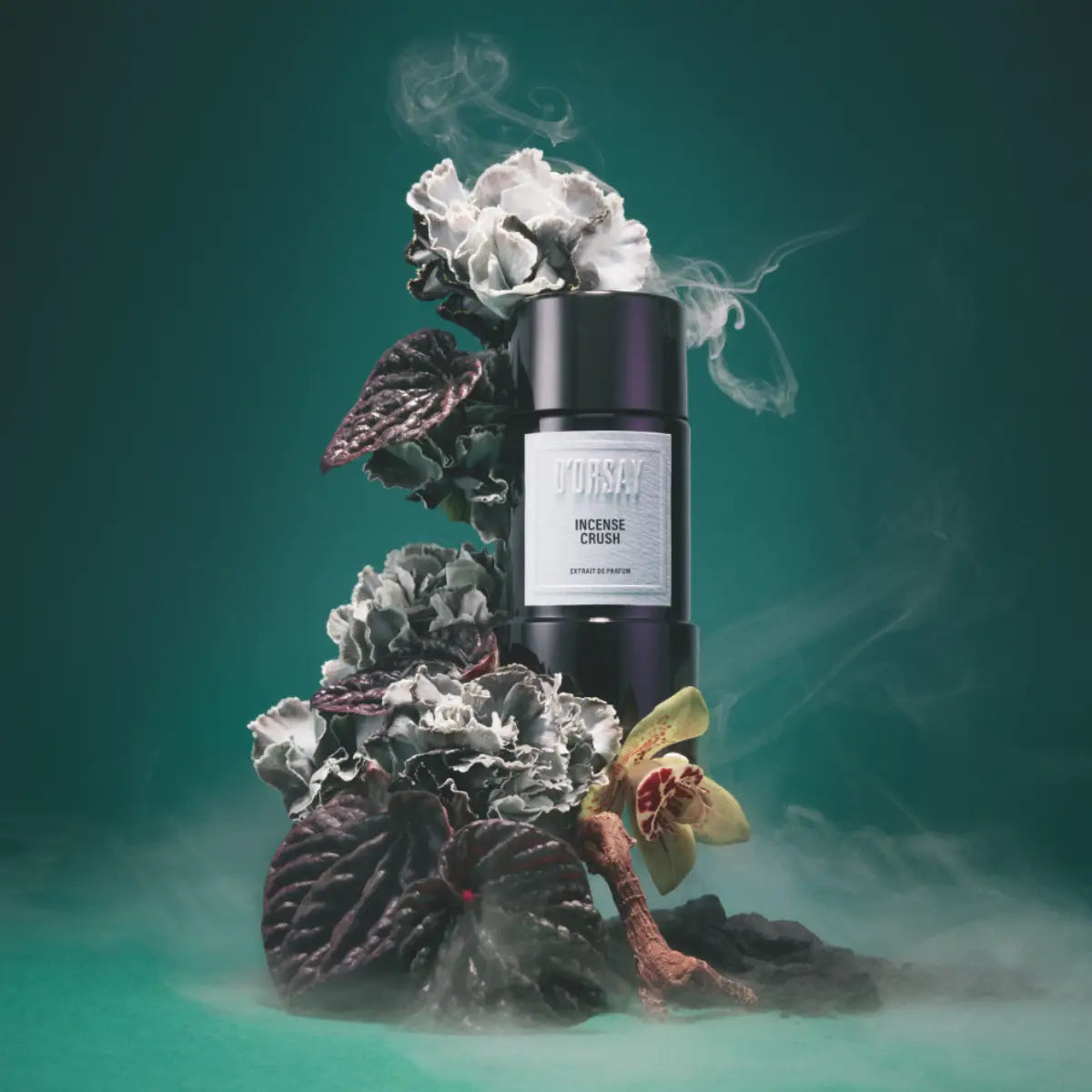 D'Orsay - Incense Crush Parfumflakon in mattschwarzem Design umgeben von Rauch und floralen Elementen vor grünem Hintergrund