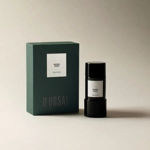 D'Orsay - Incense Crush Parfumflakon in schlichtem, schwarzem Design mit grünem Verpackungskarton vor neutralem Hintergrund