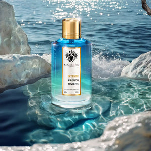Mancera - Intense French Riviera Duftflakon mit blau-grünem Farbverlauf und goldenem Verschluss im Wasser bei Sonnenlicht
