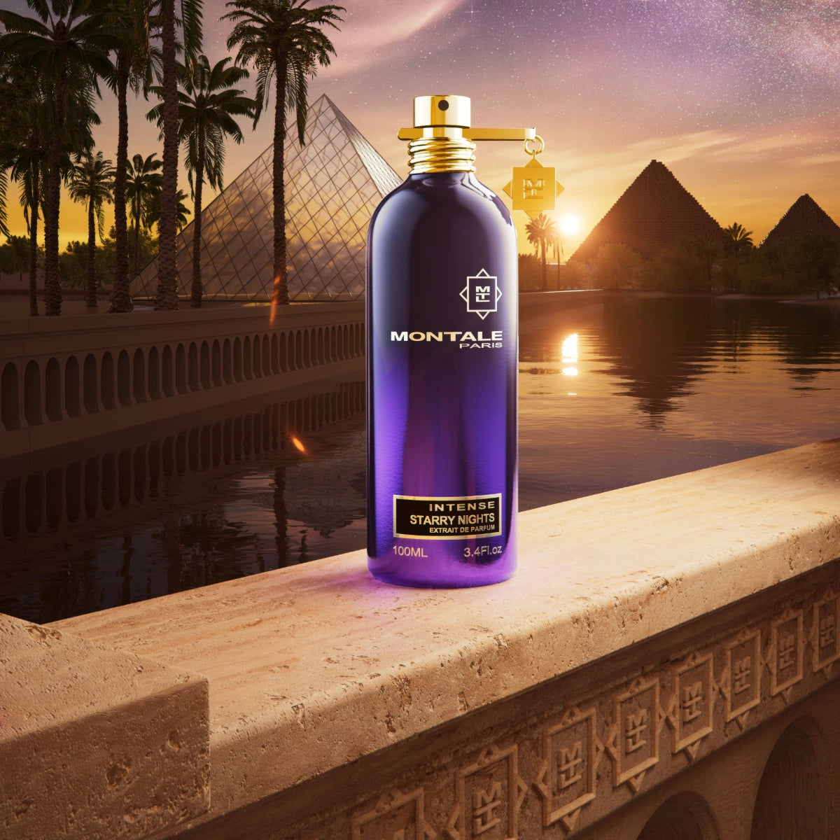 Montale - Intense Starry Nights Parfumflakon in violett mit goldfarbenem Sprühkopf vor ägyptischer Kulisse bei Sonnenuntergang
