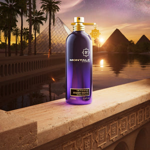 Montale - Intense Starry Nights Parfumflakon in violett mit goldfarbenem Sprühkopf vor ägyptischer Kulisse bei Sonnenuntergang