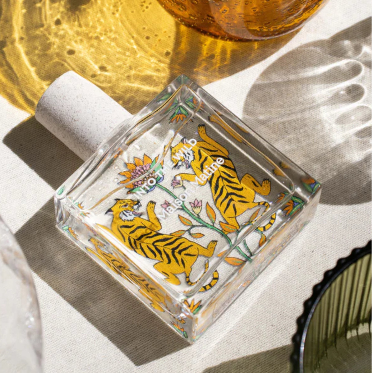 Maison Matine - Into the Wild Parfumflakon mit verspieltem Tigerdesign und floralen Details auf klarem Glas