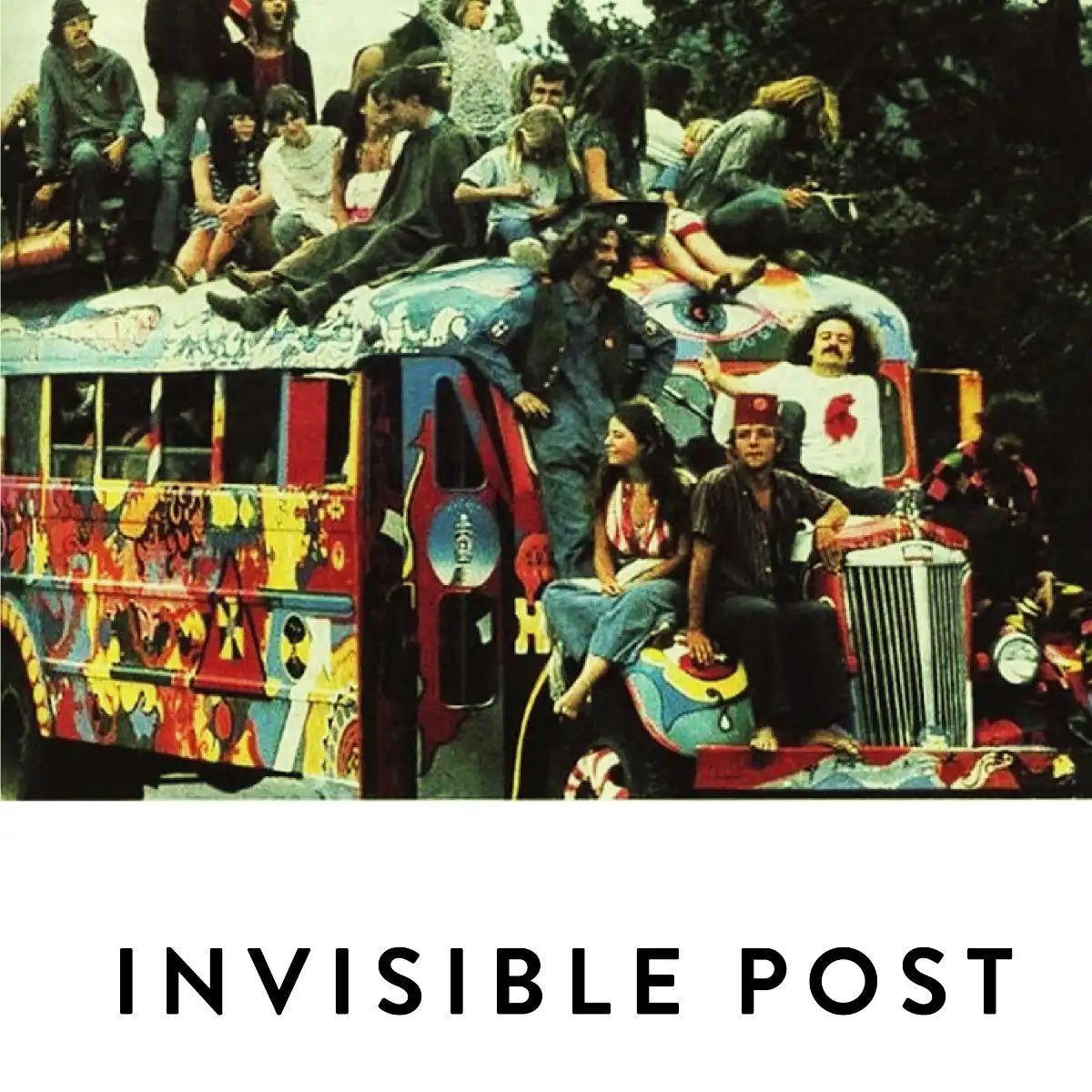 19-69 - Invisible Post zeigt Hippie-Gruppe auf farbenfrohem, bemaltem Bus symbolisierend Sommer der Liebe 1967