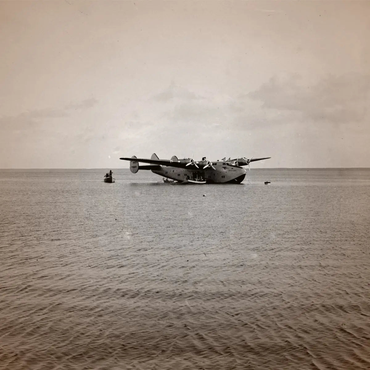 Cherigan - Iris Coffee historische Aufnahme eines Wasserflugzeugs auf offenem Meer mit ruhiger Wasseroberfläche