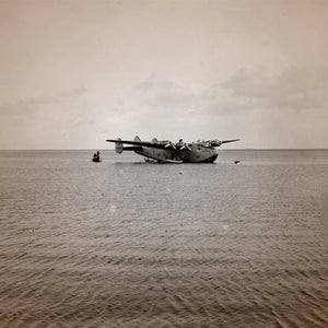 Cherigan - Iris Coffee historische Aufnahme eines Wasserflugzeugs auf offenem Meer mit ruhiger Wasseroberfläche