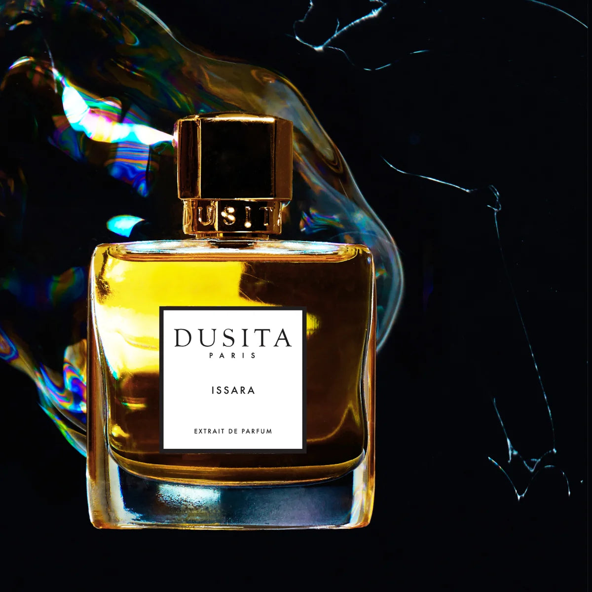 Dusita - Issara Parfumflakon mit goldgelber Essenz und glänzendem Verschluss vor schwarzem Hintergrund und Lichtreflexionen