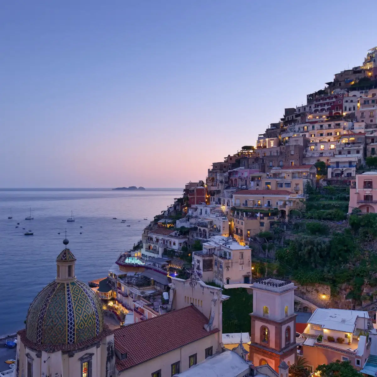 Eau d'Italie - Eau d'Italie zeigt Abenddämmerung an italienischer Küste mit pittoresken Häusern und Meerblick in sanftem Licht