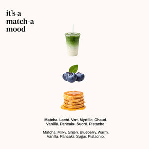 Versatile - It’s a Match-A mit grünem Matcha-Getränk, Blaubeeren und Pfannkuchen mit Ahornsirup vor hellem Hintergrund