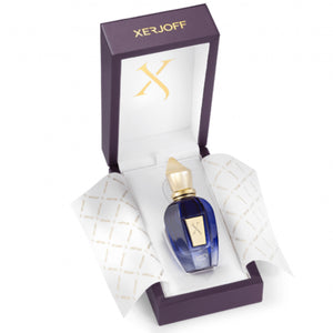 Xerjoff - Join The Club - Ivory Route zeigt blauen Parfumflakon in edler violetter Geschenkbox mit goldfarbenem Logo und Verschluss