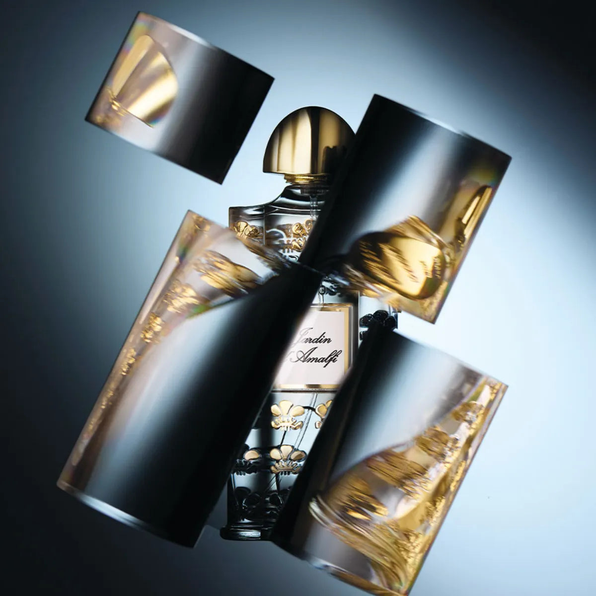 Creed - Les Royales Exclusives - Jardin d'Amalfi Parfumflakon mit elegantem goldfarbenem Deckel und floralen Metallapplikationen