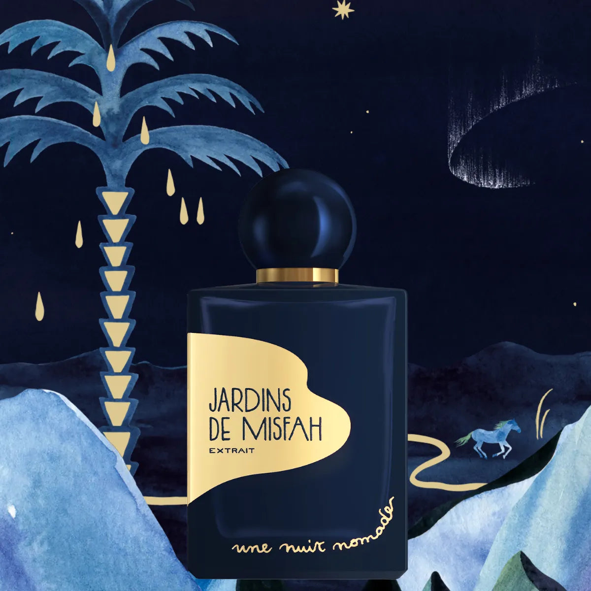 Une Nuit Nomade - Extraits de Voyage - Jardins de Misfah Parfumflakon in tiefem Blau vor mystischer Nachtlandschaft mit Palme und Bergsilhouetten
