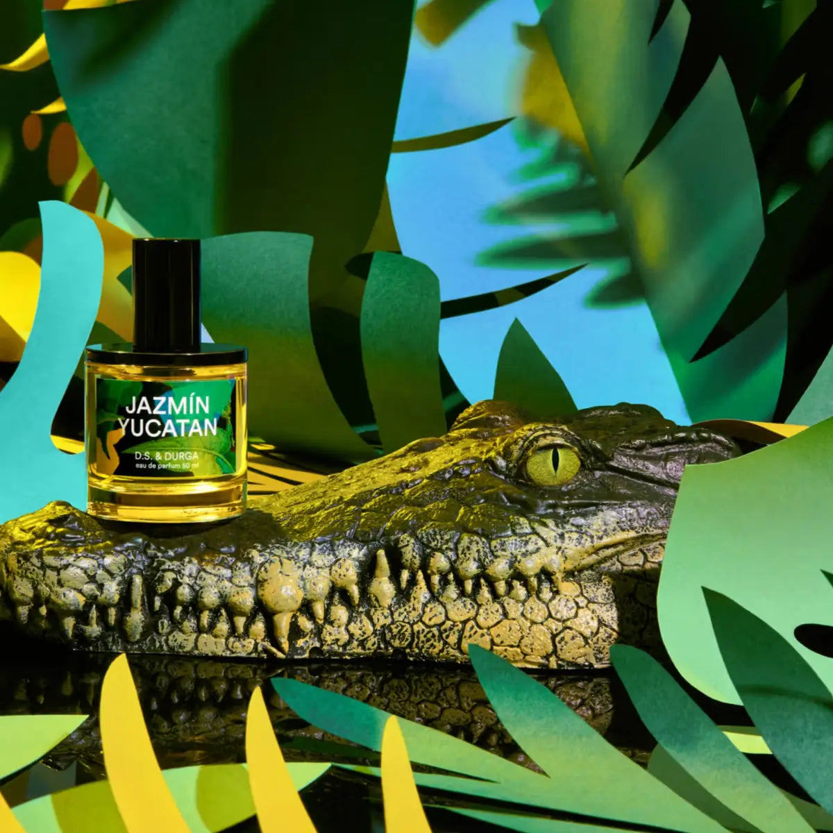 D.S. & Durga - Jazmín Yucatan Flakon auf detailliertem Krokodilmodell umgeben von grünem Dschungelpapier