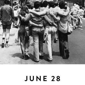 19-69 - June 28 Schwarz-weiß-Foto von Menschen, die Arm in Arm die Straße entlang gehen und Zusammenhalt symbolisieren