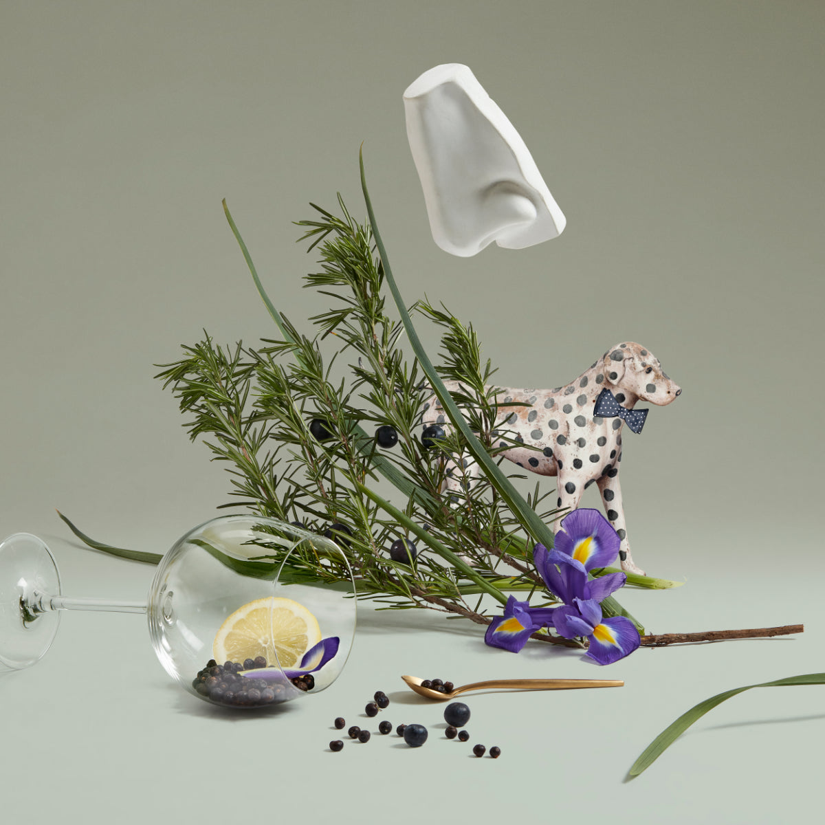 Penhaligon's - British Tales - Juniper Sling mit Wacholder, Heidelbeeren, Blüten und abstrakter Skulptur vor hellem Hintergrund