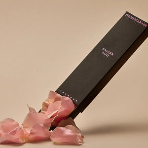 Pigmentarium - Räucherstäbchen - Kâshân Rose in schlanker schwarzer Verpackung mit zarten Rosenblättern dekoriert