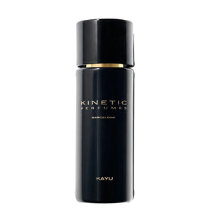 Kinetic Perfumes - Kayu schwarzer Flakon mit mattem Finish und goldenen Schriftzügen vor hellem Hintergrund