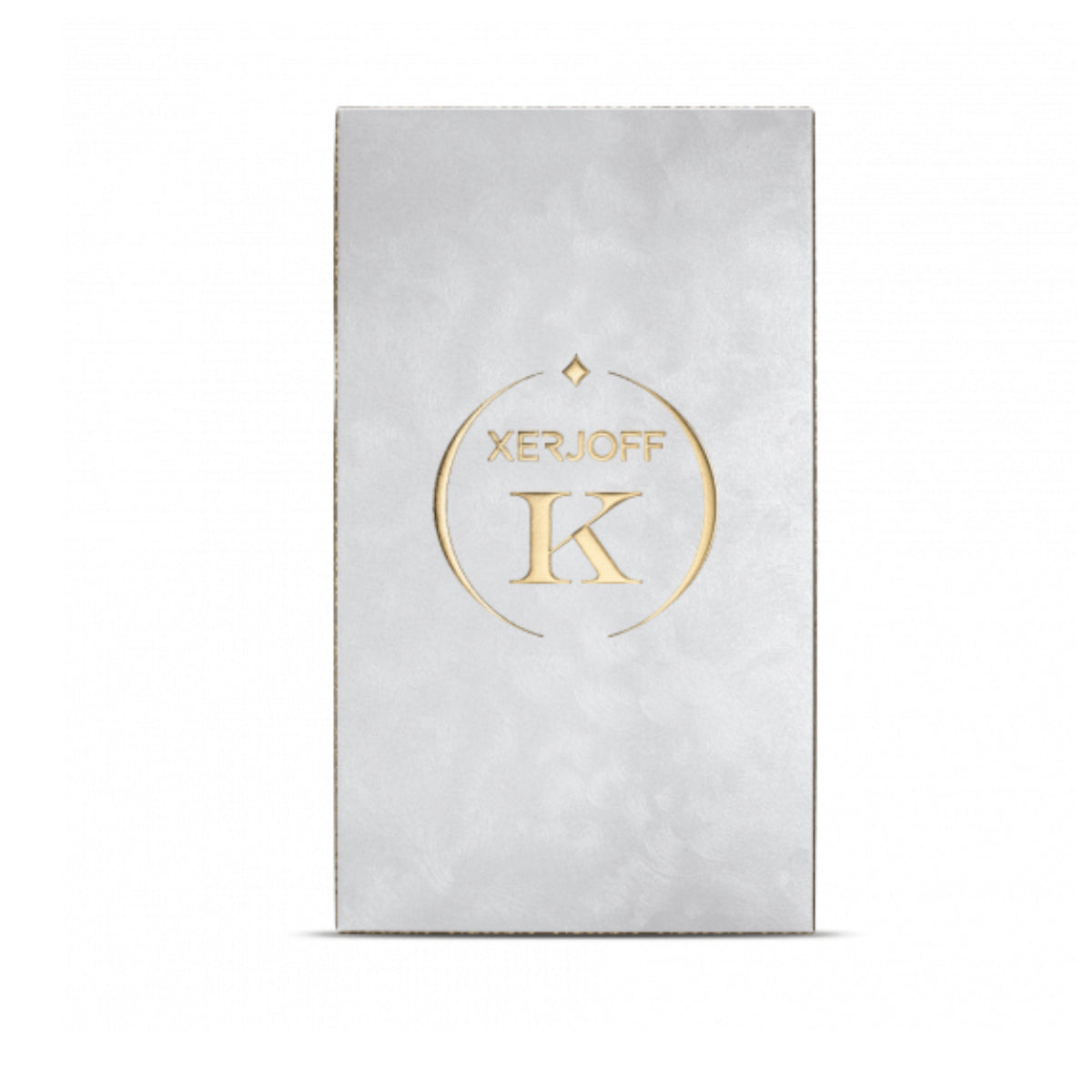 Xerjoff - K Collection - Kemi zeigt edle weiße Verpackung mit goldenem Logo und hochwertiger, schlichter Eleganz