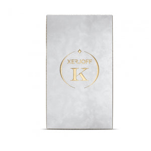 Xerjoff - K Collection - Kemi zeigt edle weiße Verpackung mit goldenem Logo und hochwertiger, schlichter Eleganz
