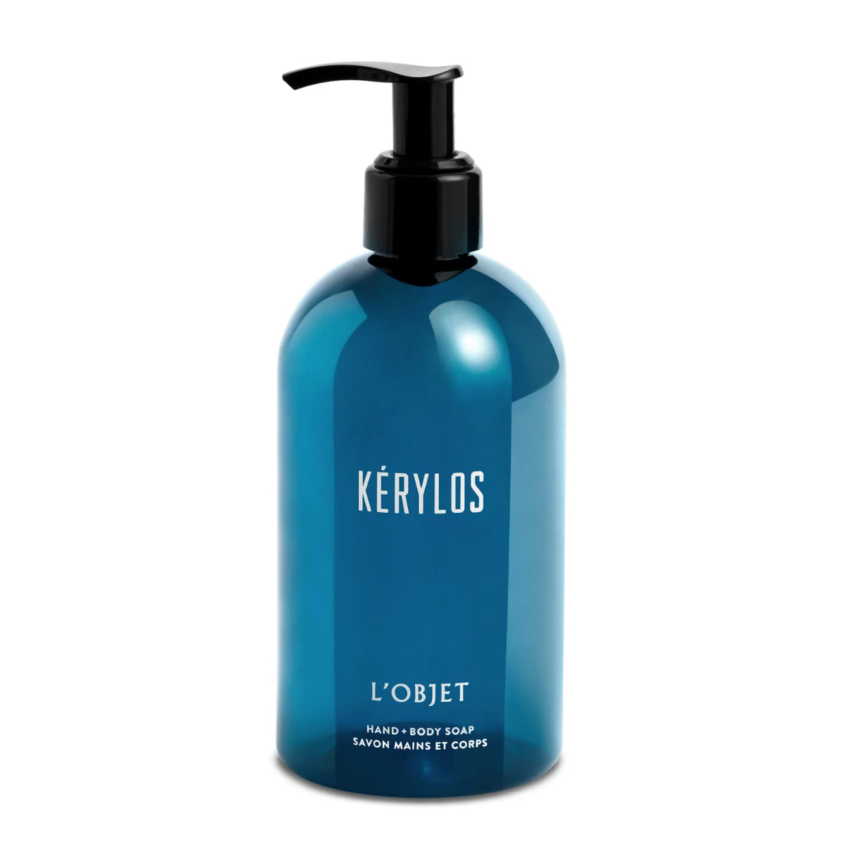 L'Objet - Kérylos - Hand & Body Soap in blauem Spender mit schwarzem Pumpverschluss vor weißem Hintergrund