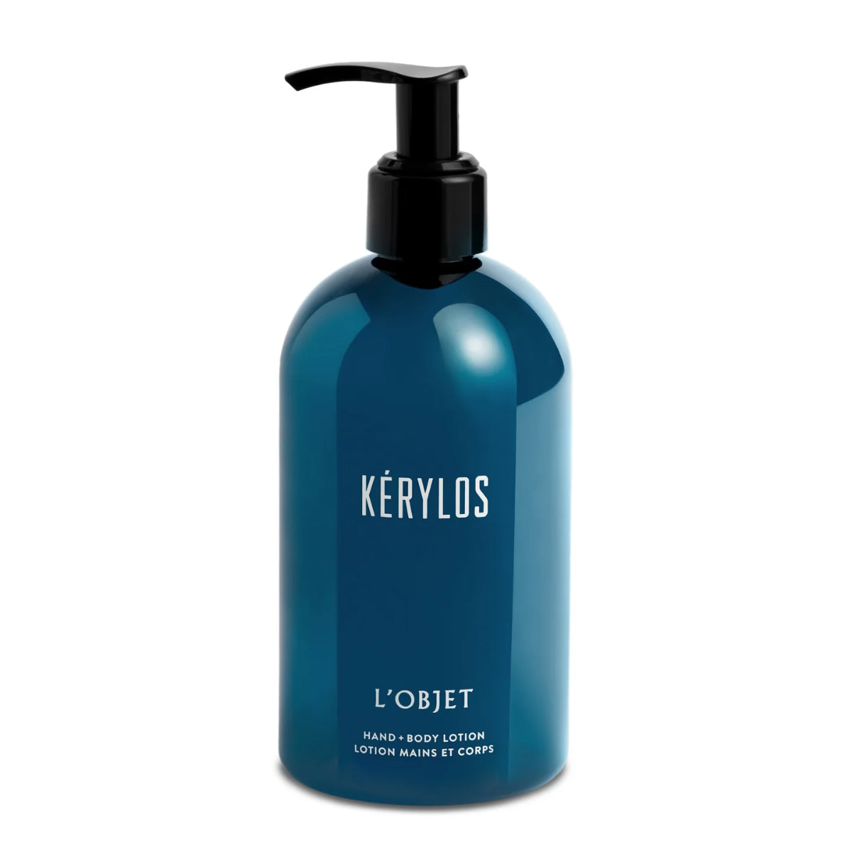 L'Objet - Kérylos - Hand & Body Lotion in blauem Spender mit schwarzem Pumpspender vor weißem Hintergrund