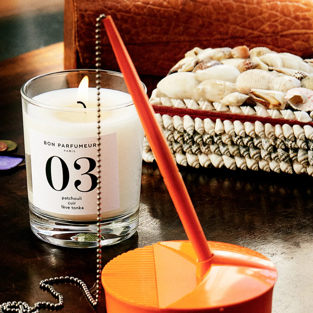 Bon Parfumeur - Candle 03 brennende Kerze im klaren Glas mit schlichtem Etikett und warmem Ambiente auf Holzfläche