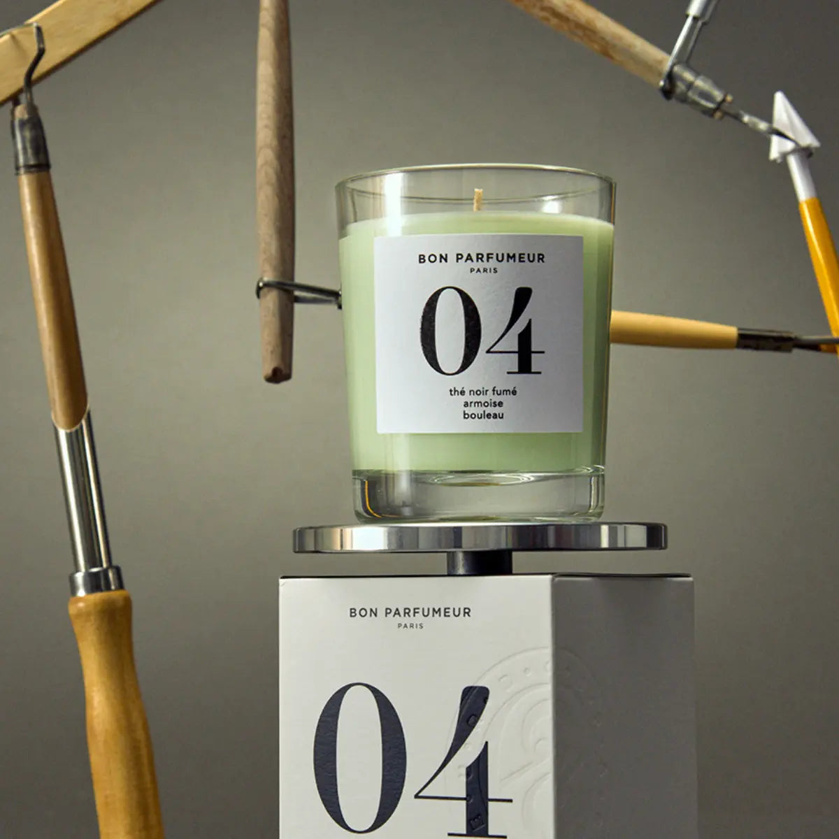 Bon Parfumeur - Candle 04 grüne Kerze im klaren Glas mit weißem Etikett auf weißer Verpackung vor neutralem Hintergrund