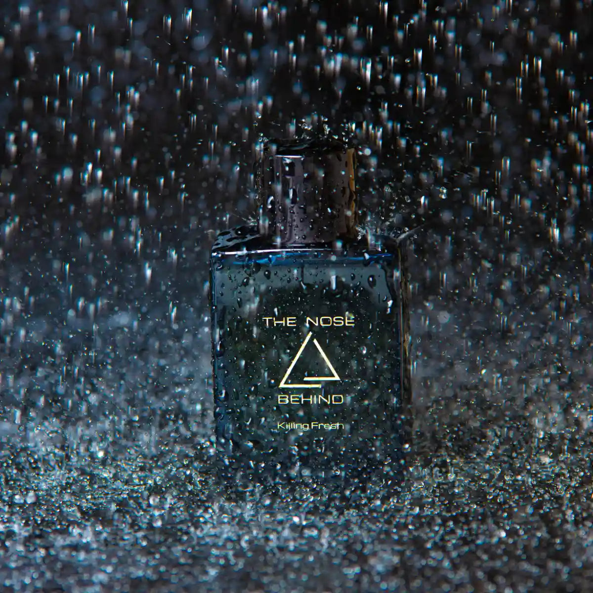 The Nose Behind - Killing Fresh zeigt dunklen Flakon mit klarem Logo unter kühlem Wassertropfenfall vor dunklem Hintergrund