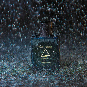 The Nose Behind - Killing Fresh zeigt dunklen Flakon mit klarem Logo unter kühlem Wassertropfenfall vor dunklem Hintergrund