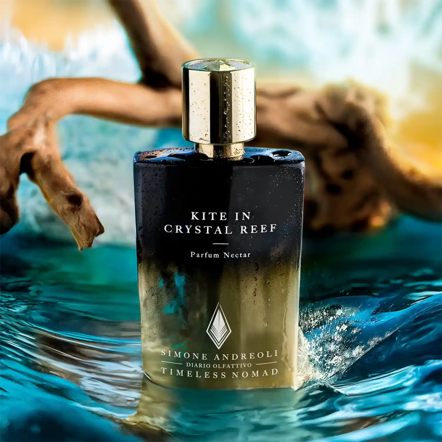 Simone Andreoli - Kite in Crystal Reef Parfumflakon mit blau-goldenem Farbverlauf und Wassertropfen auf türkisblauem Hintergrund