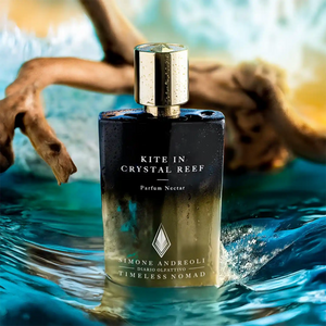 Simone Andreoli - Kite in Crystal Reef Parfumflakon mit blau-goldenem Farbverlauf und Wassertropfen auf türkisblauem Hintergrund