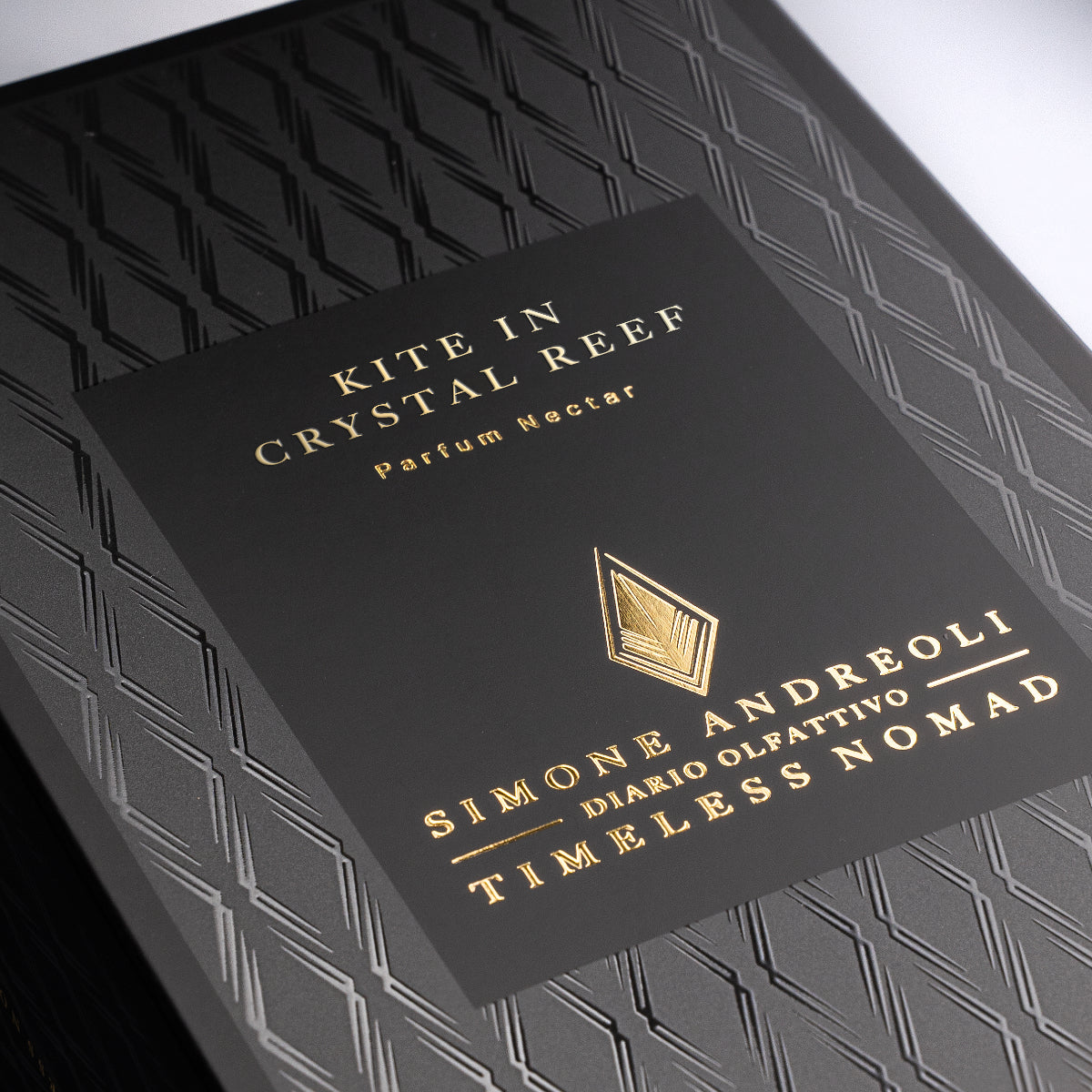 Simone Andreoli - Kite in Crystal Reef edle schwarze Verpackung mit goldenem Schriftzug und strukturierter Oberfläche