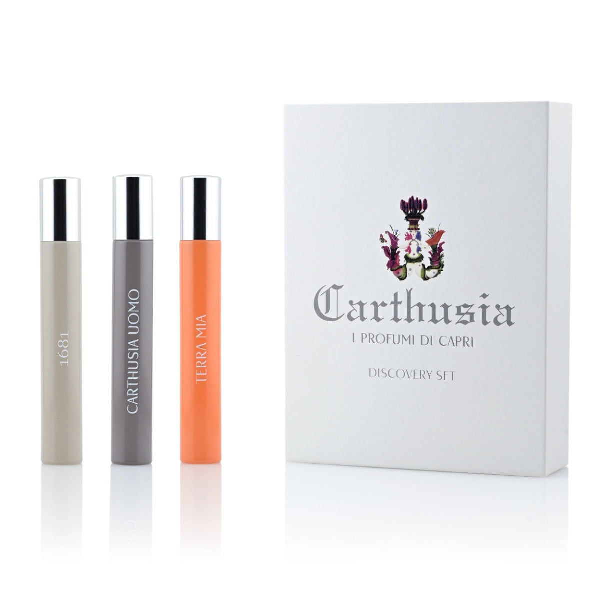 Carthusia - Eleganza Italiana - Discovery Set mit drei Duftminiaturen in dezenten Grau-, Beige- und Orangetönen vor weißem Hintergrund