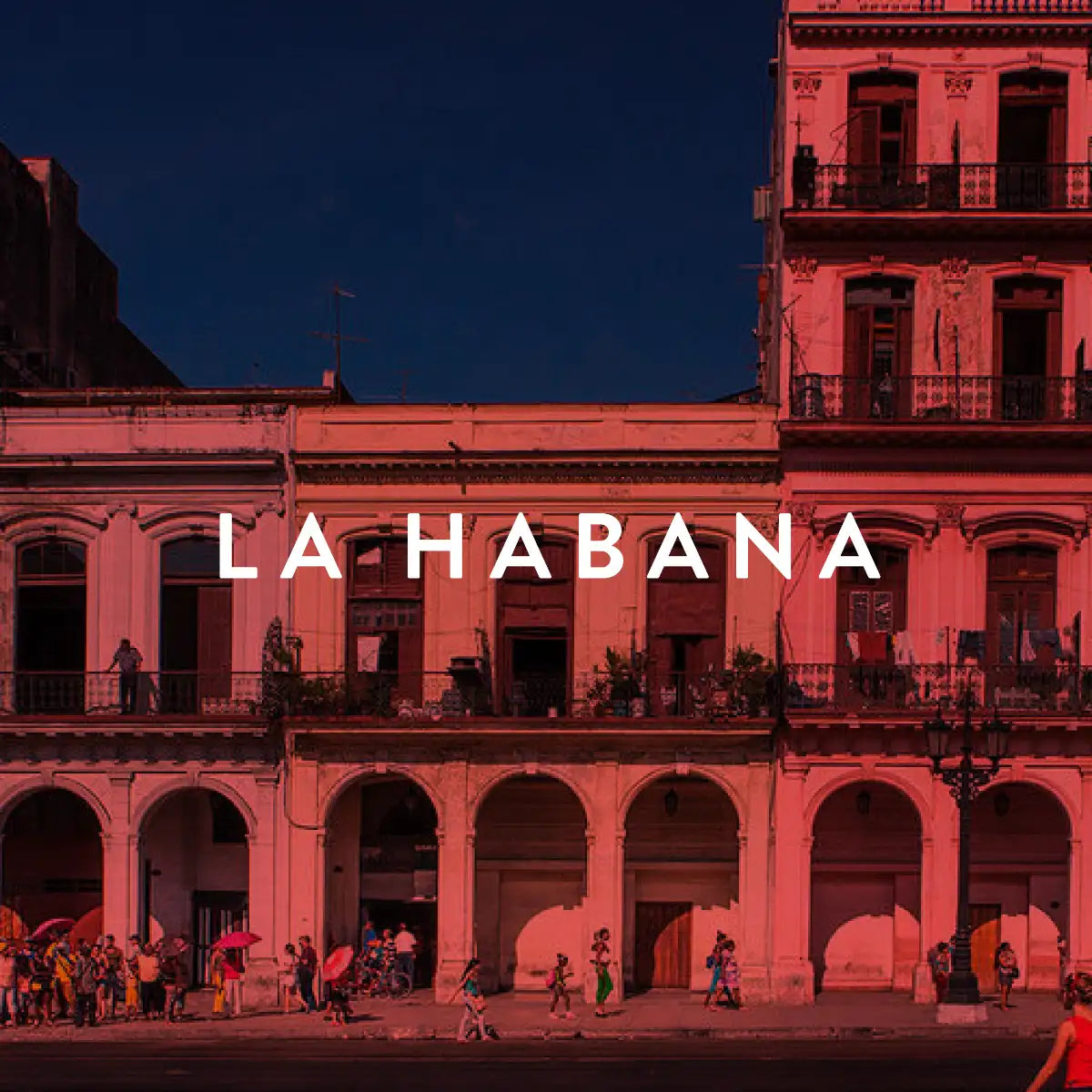 19-69 - La Habana zeigt historische kubanische Architektur bei Sonnenuntergang mit Menschen vor den Arkaden