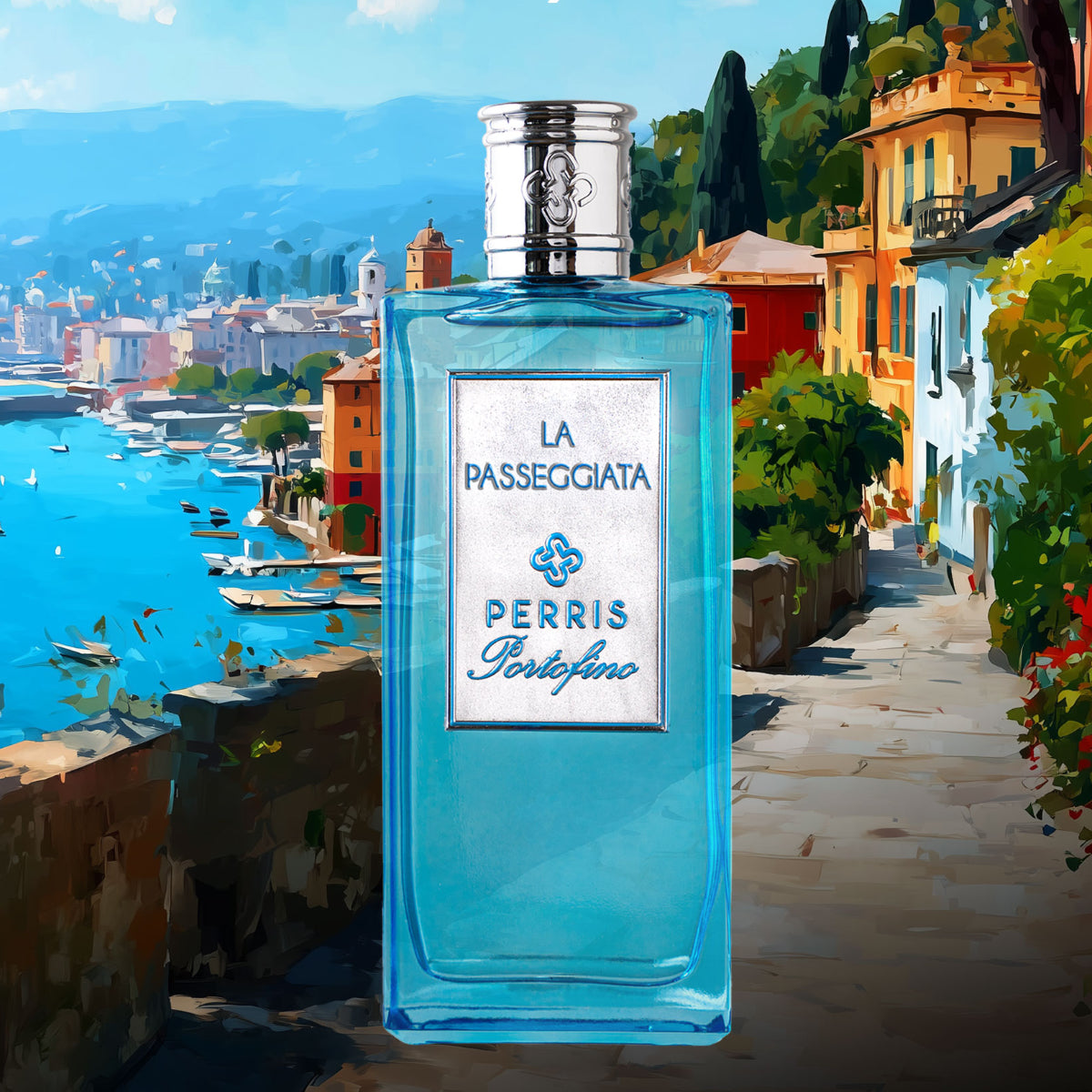 Perris Monte Carlo - Portofino - La Passeggiata blauer Glasflakon vor mediterraner Küstenlandschaft mit sonnigem Gehweg