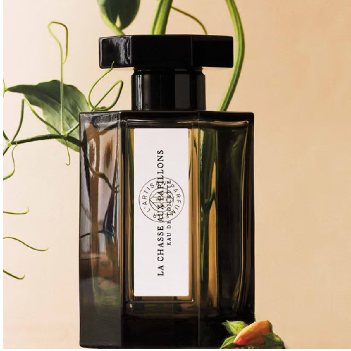 L'Artisan Parfumeur - La Collection - La Chasse Aux Papillons Extrême edler Flakon vor natürlichem Hintergrund